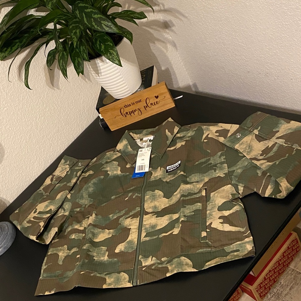 Camouflage Cropped Zip-Up Jacket
